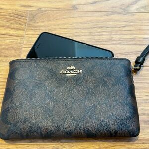 🎁NWOT Coach Large Wristlet❤️